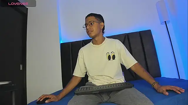 Snapshot of StellayDrake chatting on February 20, 1:33 pm StellayDrake online show from February 20, 1:33 pm