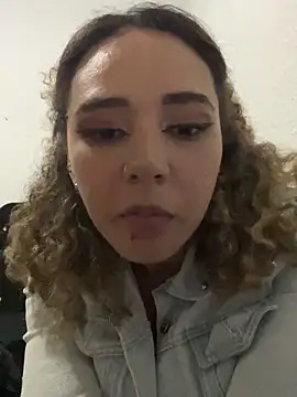 Snapshot of Isabelle_Sara chatting on February 4, 3:23 am Isabelle Sara online show from February 4, 3:23 am