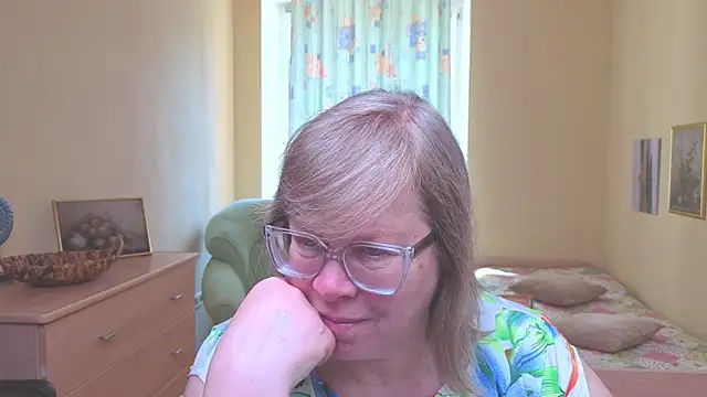 Emma Eclipsee online show from April 10, 8:30 am