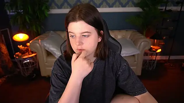 Snapshot of KristiFoxy chatting on June 8, 4:02 am KristiFoxy online show from June 8, 4:02 am