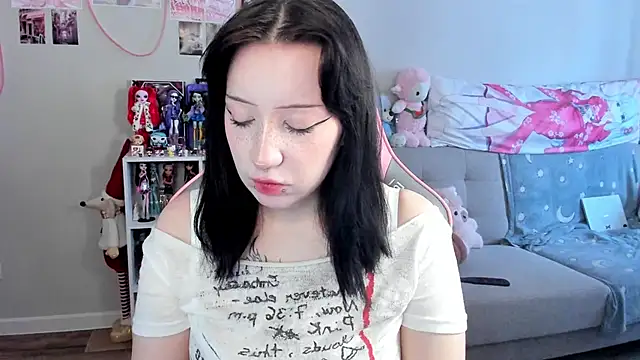 MollysLand online show from April 1, 8:26 am