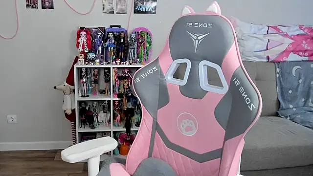 MollysLand online show from April 13, 9:26 am