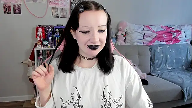 Snapshot of MollysLand chatting on April 20, 11:02 am MollysLand online show from April 20, 11:02 am