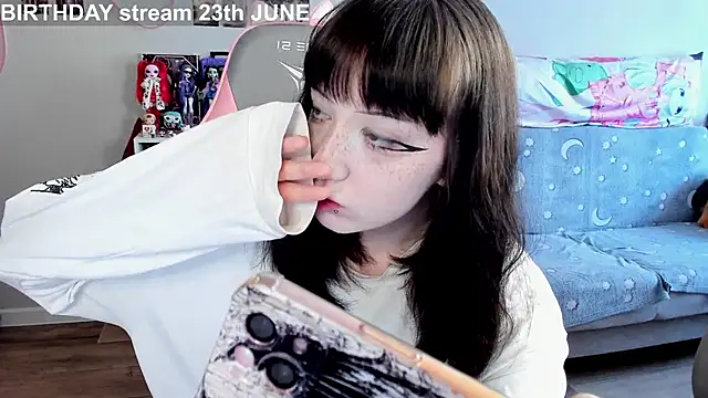 MollysLand online show from June 17, 9:01 am
