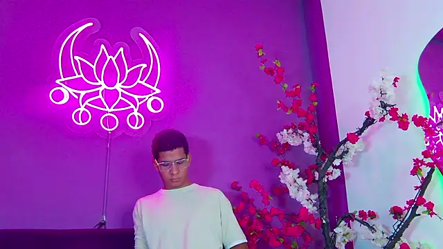 Snapshot of Noah_Greenhartt chatting on February 21, 8:43 pm Noah Greenhartt online show from February 21, 8:43 pm