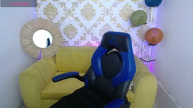 Snapshot of ALISS_M_ chatting on February 9, 10:25 pm ALISS M online show from February 9, 10:25 pm