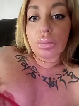 MiaMooly online show from April 12, 5:18 pm