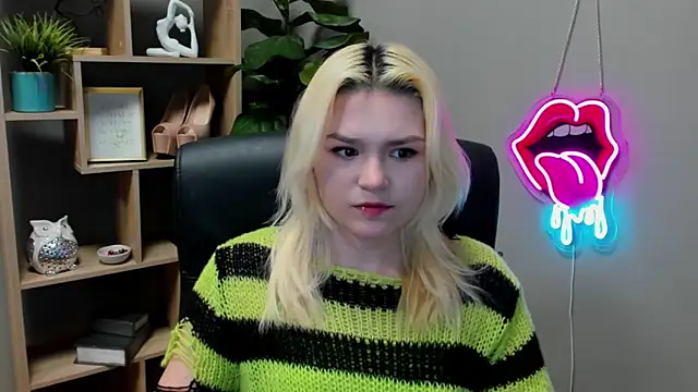 SweetLilyxo online show from March 17, 2:31 pm