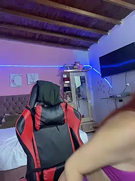 Snapshot of RedHotDoll chatting on February 7, 3:43 am RedHotDoll online show from February 7, 3:43 am