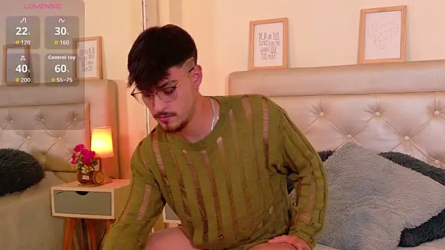 Snapshot of Aiden_Gray chatting on February 17, 9:10 pm Aiden Gray online show from February 17, 9:10 pm