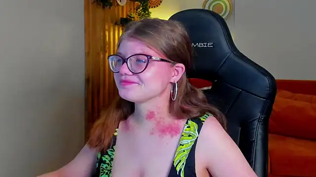 ChloeHalses online show from April 14, 5:02 am