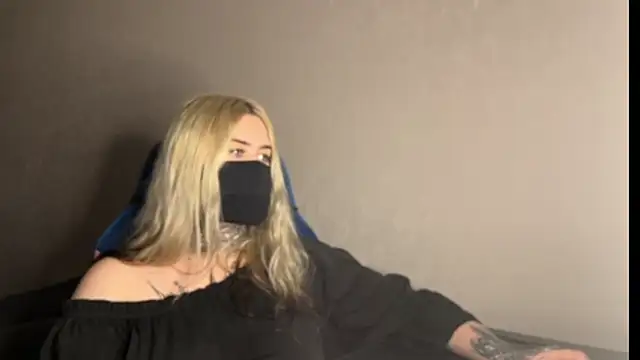 Snapshot of UnaXyling chatting on February 3, 1:27 pm UnaXyling online show from February 3, 1:27 pm