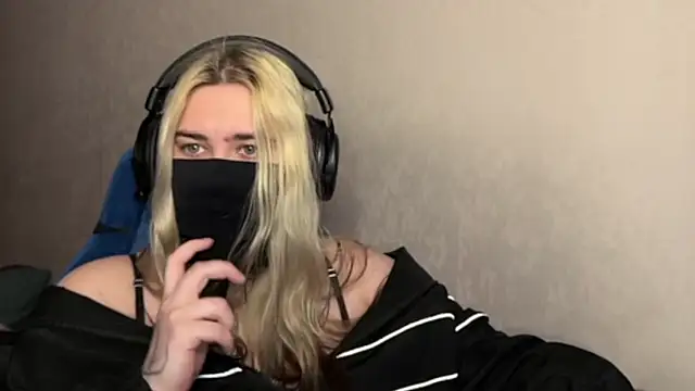 Snapshot of UnaXyling chatting on February 25, 12:53 am UnaXyling online show from February 25, 12:53 am