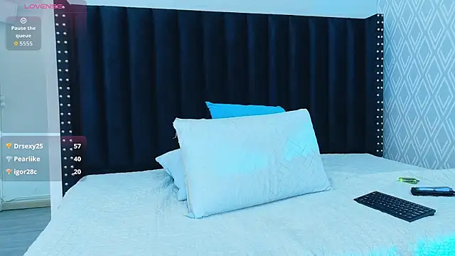 Snapshot of tightlittleebony chatting on February 21, 11:06 pm tightlittleebony online show from February 21, 11:06 pm