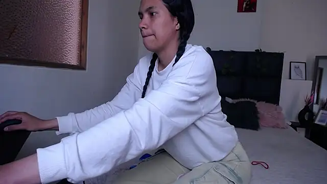 Snapshot of Julieta_Parker chatting on February 17, 5:19 pm Julieta Parker online show from February 17, 5:19 pm