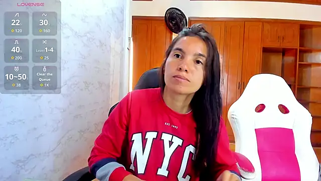 Snapshot of Emily_and_Soffy chatting on February 23, 12:02 pm Emily and Soffy online show from February 23, 12:02 pm