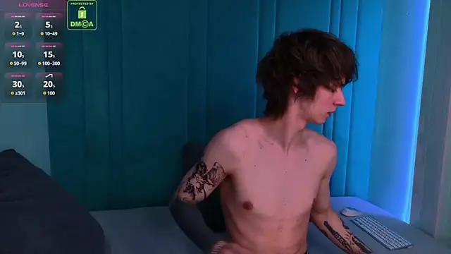 Snapshot of HoogWilder chatting on February 20, 8:20 pm HoogWilder online show from February 20, 8:20 pm