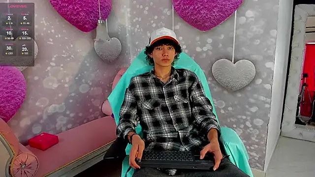 Snapshot of thanier_18 chatting on February 8, 7:17 pm thanier 18 online show from February 8, 7:17 pm