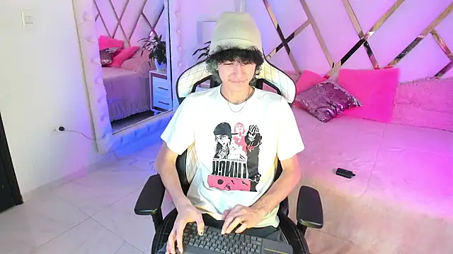 Snapshot of thanier_18 chatting on February 25, 7:12 pm thanier 18 online show from February 25, 7:12 pm