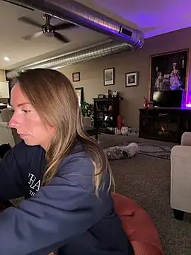 Snapshot of mooviebaby chatting on February 26, 1:26 am mooviebaby online show from February 26, 1:26 am