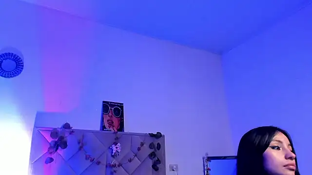 Chloe Miller 2 online show from March 7, 6:32 am