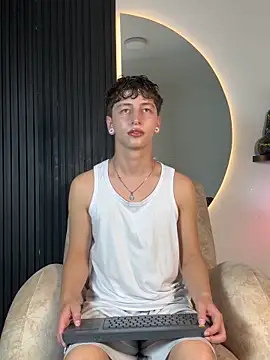 Snapshot of ARON_LUXX chatting on February 4, 3:12 am ARON LUXX online show from February 4, 3:12 am