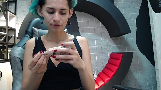 Snapshot of MiistressBlu chatting on February 27, 1:44 pm MiistressBlu online show from February 27, 1:44 pm