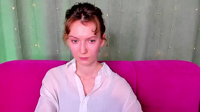 Snapshot of MarinaHottie chatting on February 5, 5:56 am MarinaHottie online show from February 5, 5:56 am