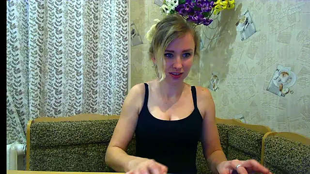 Snapshot of HarleyWidLife chatting on February 20, 4:40 pm HarleyWidLife online show from February 20, 4:40 pm