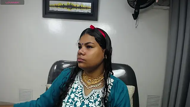 yaazhinii online show from April 11, 11:36 am