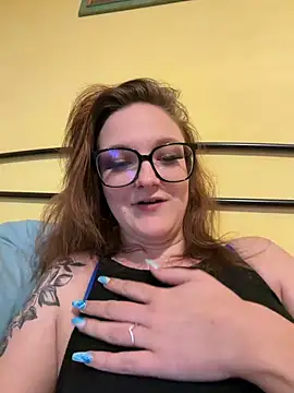 ViviLuu online show from April 10, 4:23 pm