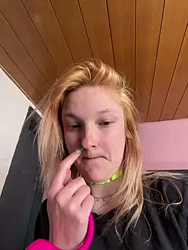 ViviLuu online show from April 28, 11:37 am