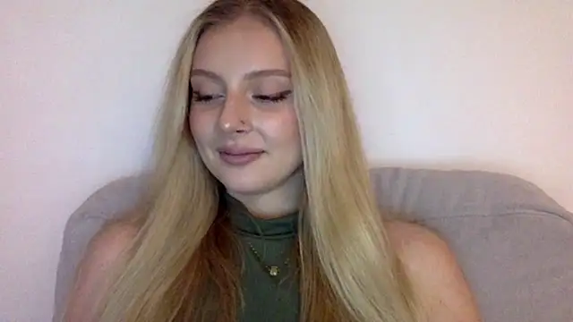 Snapshot of MayaWetDream chatting on February 10, 5:28 pm MayaWetDream online show from February 10, 5:28 pm