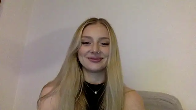 Snapshot of MayaWetDream chatting on February 12, 8:48 pm MayaWetDream online show from February 12, 8:48 pm