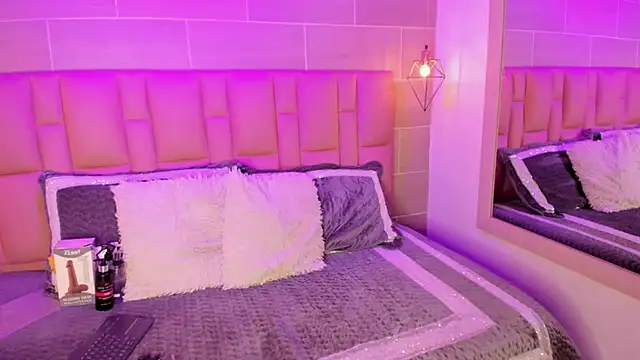 Snapshot of Naomi-Thompson chatting on March 1, 8:22 pm Naomi-Thompson online show from March 1, 8:22 pm