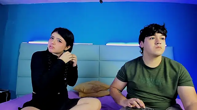 Snapshot of EmilyAndAndrew chatting on February 10, 3:43 am EmilyAndAndrew online show from February 10, 3:43 am