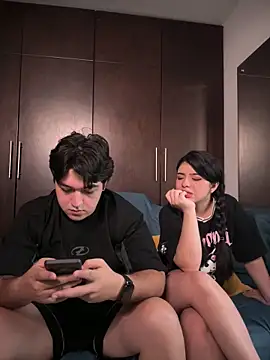 Snapshot of EmilyAndAndrew chatting on March 1, 4:25 am EmilyAndAndrew online show from March 1, 4:25 am