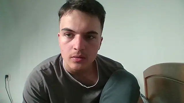 Snapshot of MrPine19 chatting on February 14, 5:37 am MrPine19 online show from February 14, 5:37 am