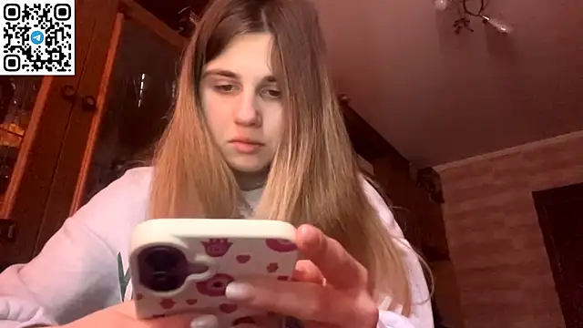 Snapshot of LovelySilk_63 chatting on February 27, 8:58 am LovelySilk 63 online show from February 27, 8:58 am