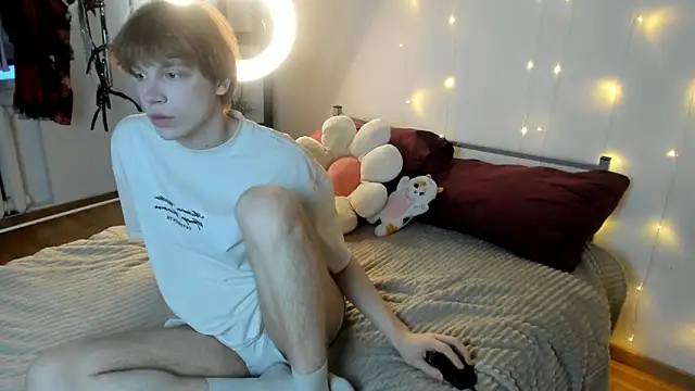 Snapshot of CalmFever chatting on February 9, 2:10 pm CalmFever online show from February 9, 2:10 pm