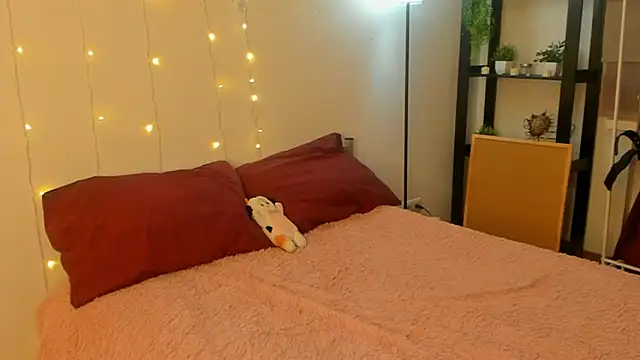 Snapshot of CalmFever chatting on February 11, 2:33 pm CalmFever online show from February 11, 2:33 pm