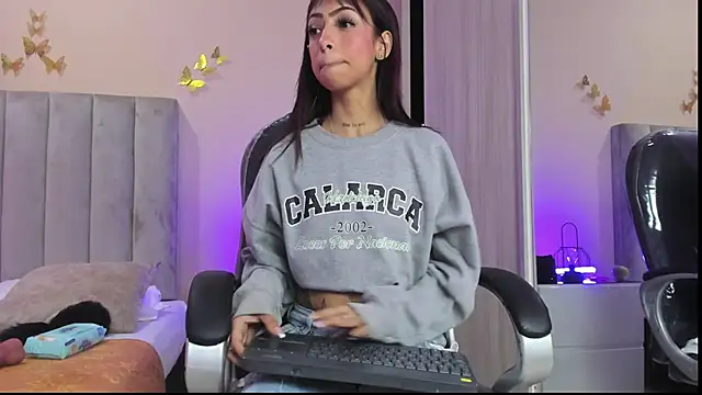 Snapshot of Emma_Hearts chatting on February 7, 3:32 am Emma Hearts online show from February 7, 3:32 am