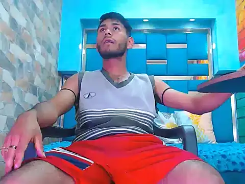 warmNoah online show from February 13, 7:32 pm