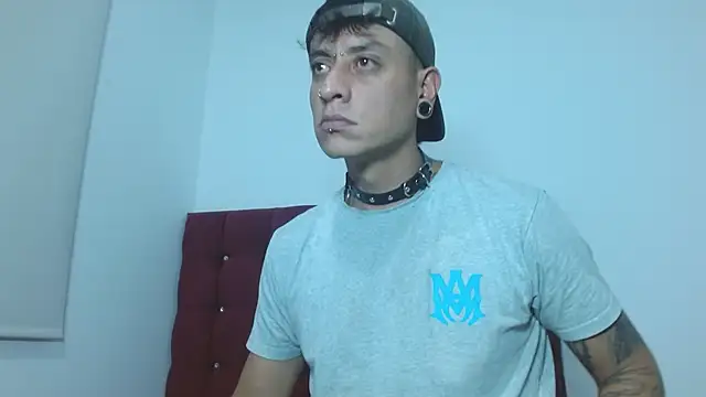 Snapshot of SkinnyDevil12 chatting on February 24, 4:21 am SkinnyDevil12 online show from February 24, 4:21 am