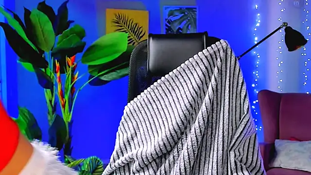 Snapshot of KrisWillis chatting on February 10, 9:02 am KrisWillis online show from February 10, 9:02 am