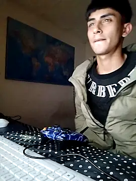 Snapshot of DarwinSexx777 chatting on March 28, 4:01 am DarwinSexx777 online show from March 28, 4:01 am