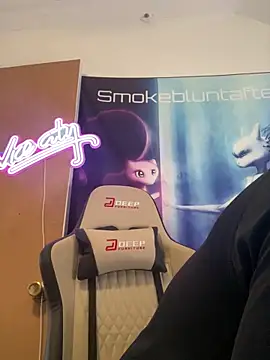 Smokebluntafterblunt online show from May 25, 7:20 pm