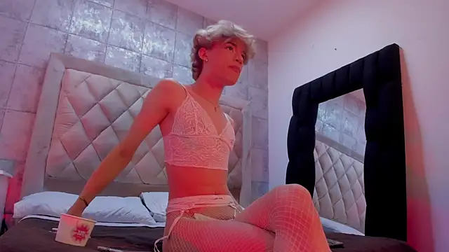 Snapshot of AngelDoll_1 chatting on March 1, 4:47 am AngelDoll 1 online show from March 1, 4:47 am