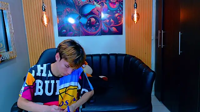 Snapshot of Liam_Green1 chatting on February 8, 6:33 pm Liam Green1 online show from February 8, 6:33 pm