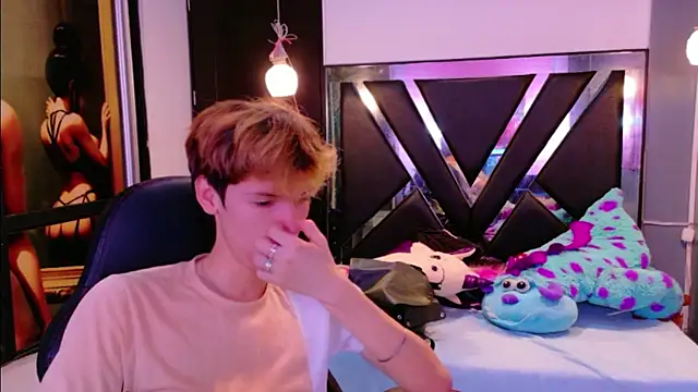 Snapshot of Liam_Green1 chatting on February 11, 12:10 pm Liam Green1 online show from February 11, 12:10 pm